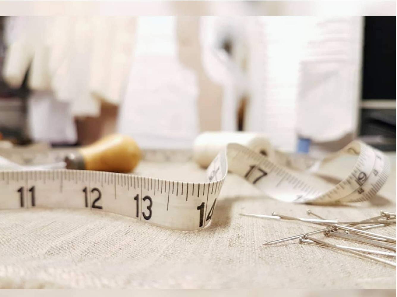 GDMINLO_Soft_Tape_Measure_Double_Scale_Body_Sewing_Flexible_Tailor_Craft_Vinyl_Ruler_for_Weight_Loss_Medical_Body_Measurement,_Has_Centimetre_Scale_on_Reverse_Side_60-inch（White）
