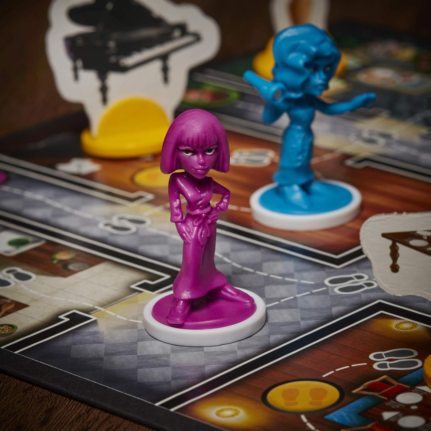 Hasbro_Gaming_Clue_Junior_Board_Game_for_Kids_Ages_5_and_Up,_Case_of_The_Broken_Toy,_Classic_Mystery_Game_for_2-6_Players