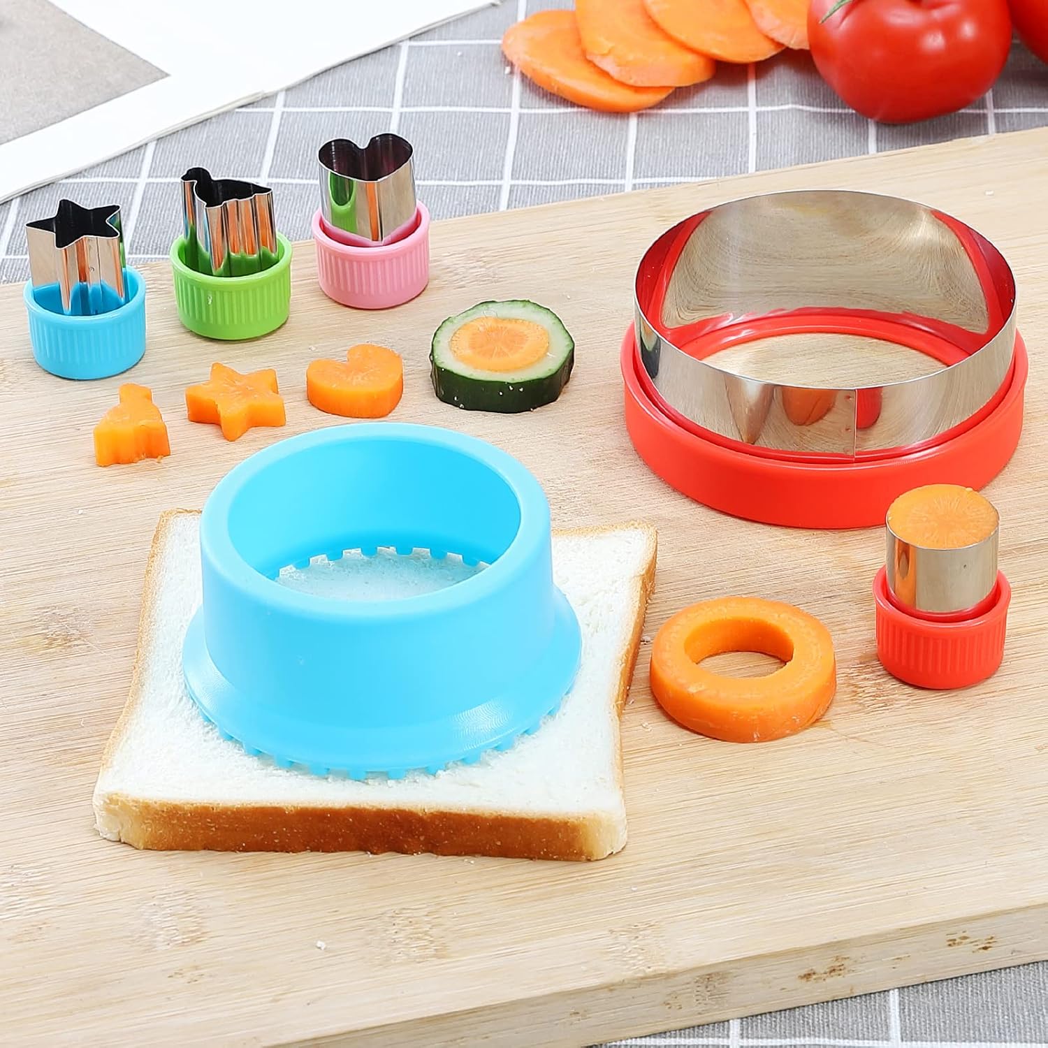 Sandwich_Cutter_and_Sealer,_Bread_Sandwich_Decruster_Maker_Fruit_Vegetable_Cookie_Cutters_for_Bento_Box,_Heart,_Star,_Dinosaur,_Circle_Shapes_Sandwich_and_Cookie_Cutters.